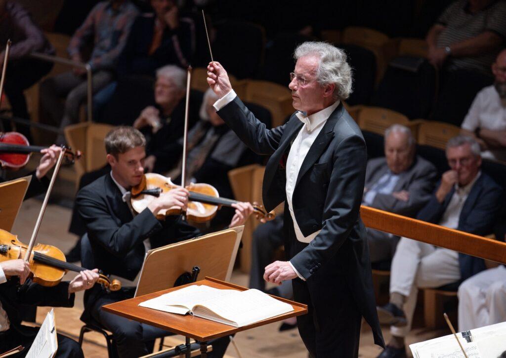 Franz Welser-Möst conducts the Cleveland Orchestra