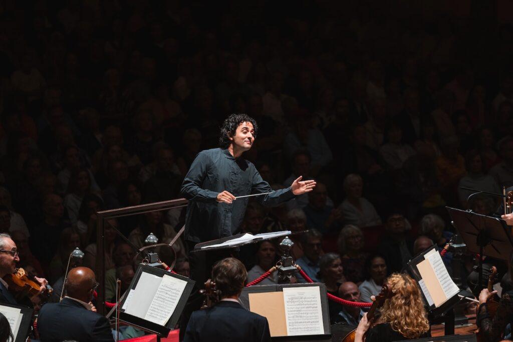 Kerem Hasan conducting the Residentie Orkest