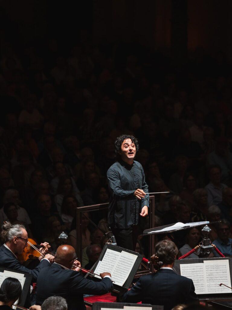 Kerem Hasan conducting the Residentie Orkest
