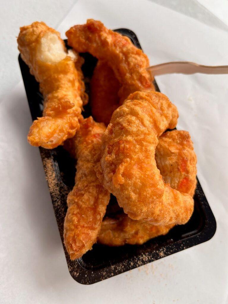 Gorgeous, HUGE and delicious prawns coated in a delicate batter. All served with sprinkling of a fish seasoning. Lekker!