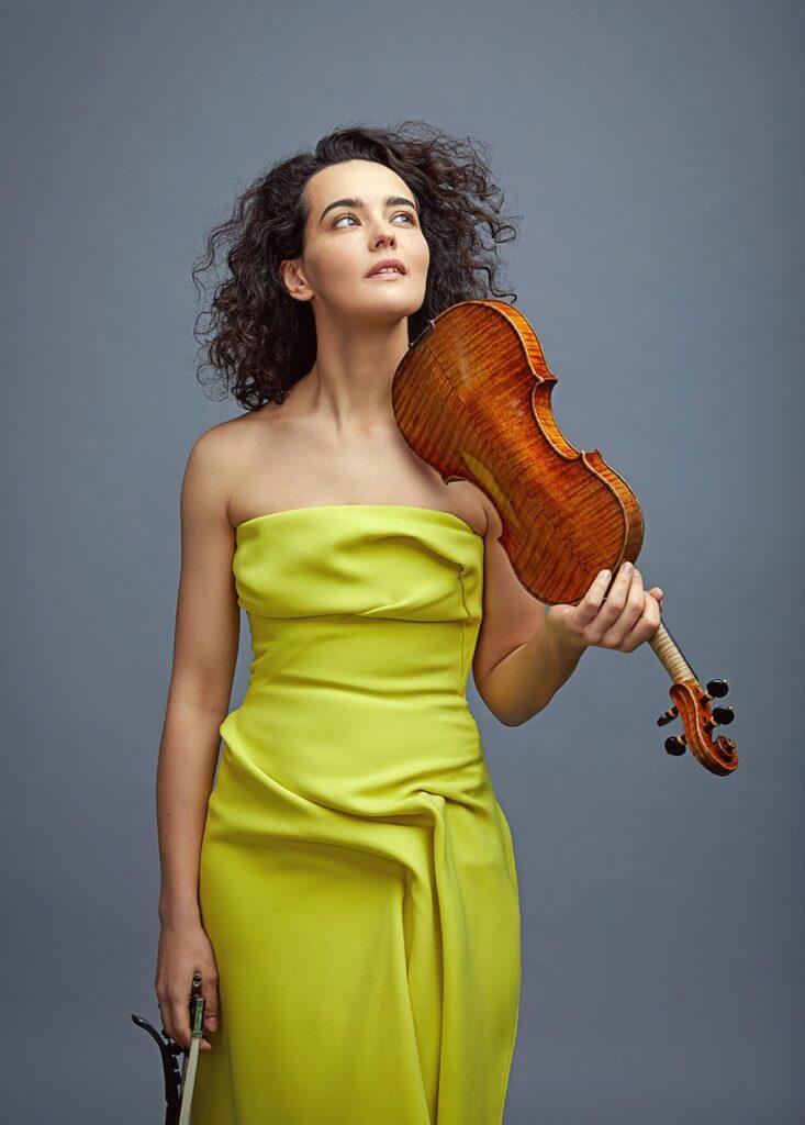 Aleana Baeva playing the Tchaikovsky Violin Concerto in Enschede with the Phion Orkest 