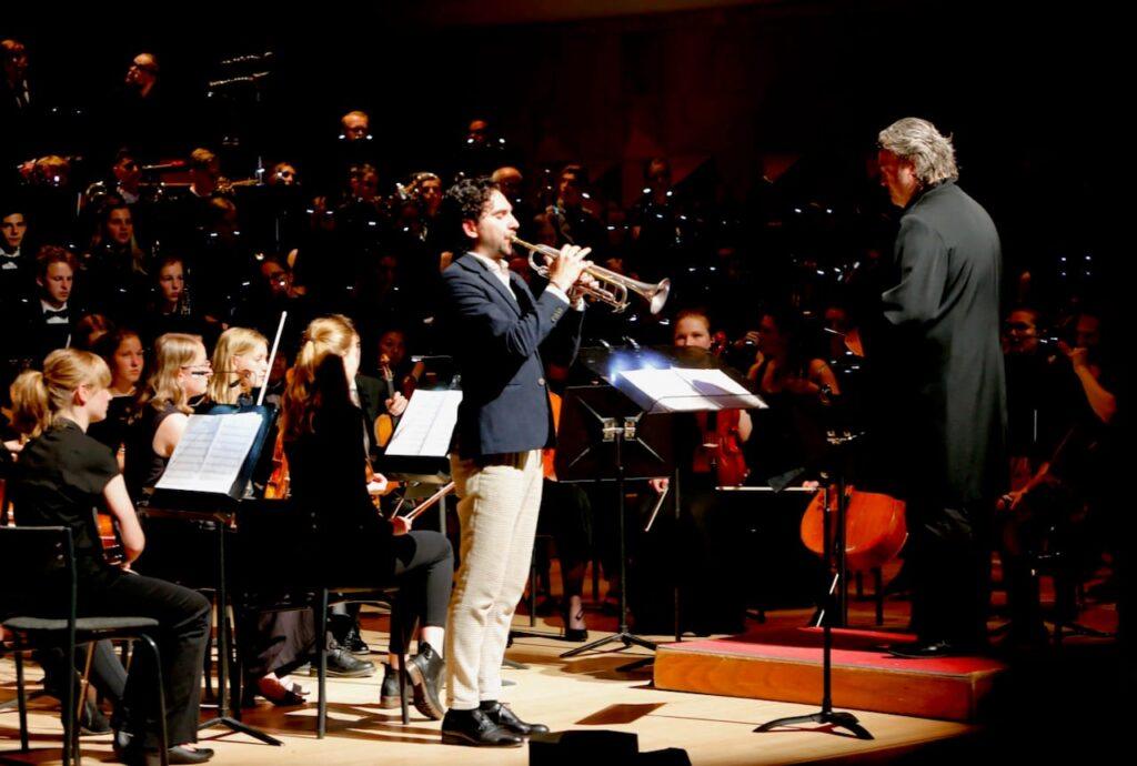 Miro Petkov and the Festival Orchestra with conductor, Alexander Geluk performing The Godfather | © Nicoline Mogendorff