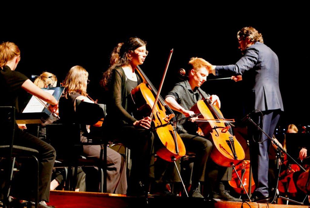 Cellists, Douwe Eisses and Merel Coster performing Schindler’s List