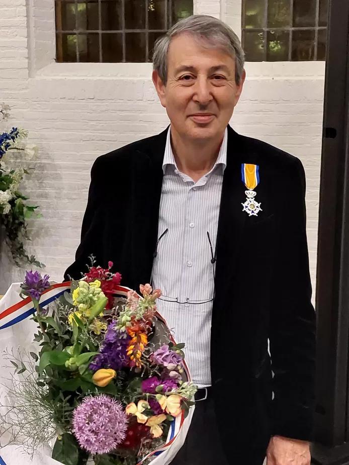Michail Markhov on being appointed Knight in the Order of Orange Nassau by Deputy Mayor Diepemaat for his services to music in Enschede.