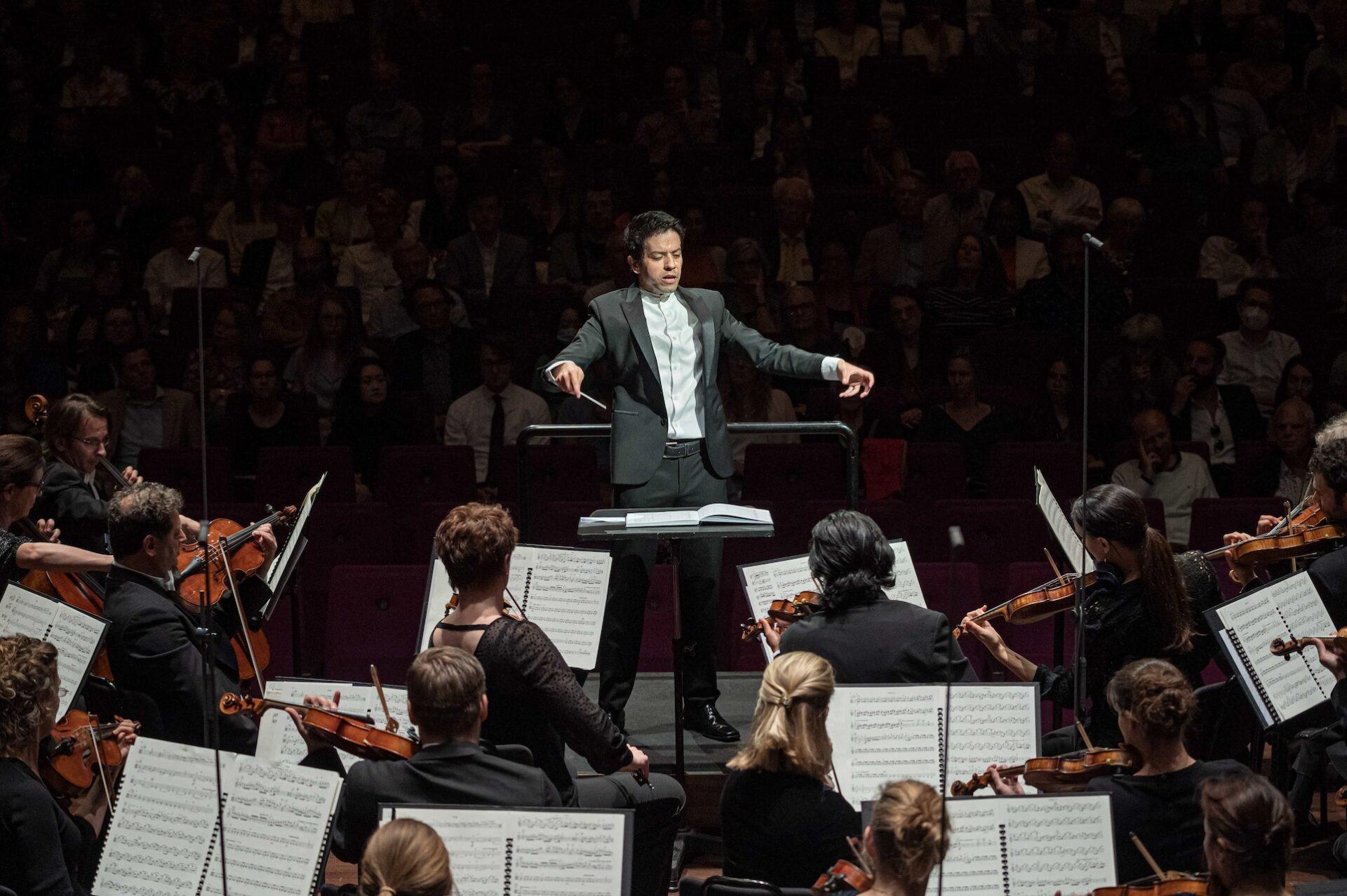 Carlos Agreda conducting the 1st movement from Shostakovich’s 5th Symphony