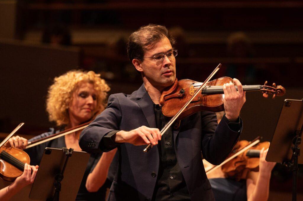 Tomo Keller leading and directing the Amsterdam Sinfonietta © Anna van Kooij