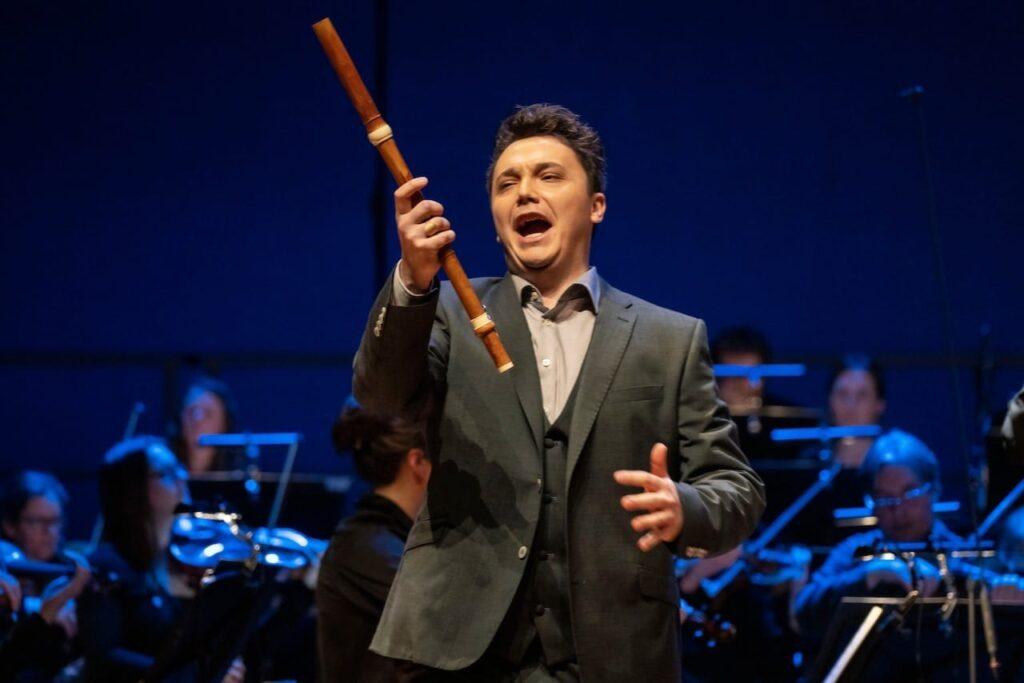 The young Austrian tenor David Kerber with his magic flute © Marco Borggreve