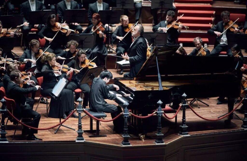 Mao Fujita performing Rachmaninov's 2nd Piano Concerto, full of the innocence of youth