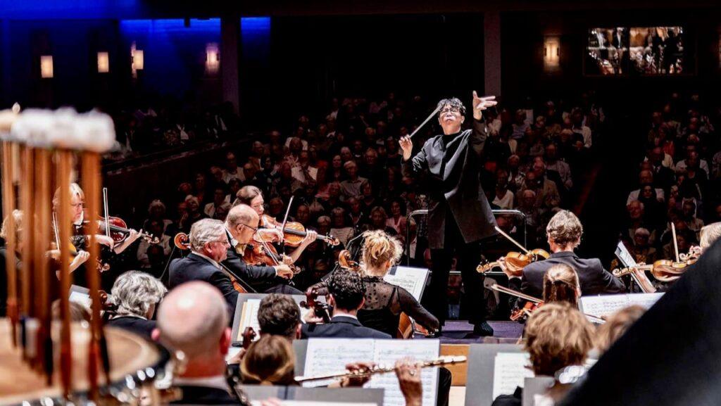 Kahchun Wong conducts Phion