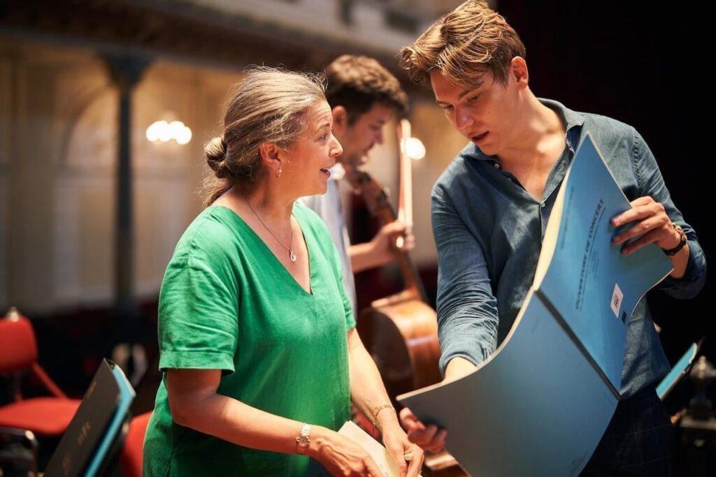 Mäkelä deep in discussion with principal flute of the RCO, Emily Beynon © Eduardus Lee