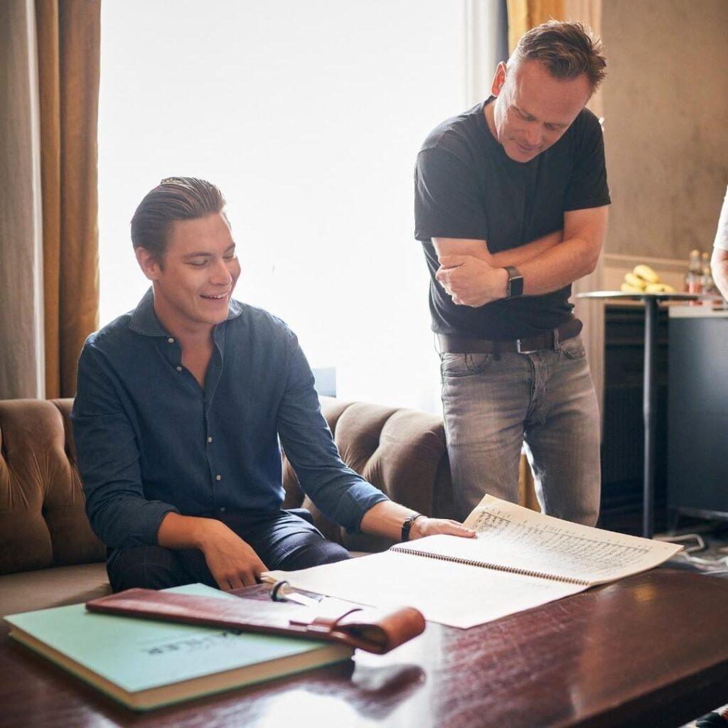 Mäkelä chatting with Peter Tollenaar, one of the RCO's personnel managers. What a beautiful leather case for his batons © Eduardus Lee