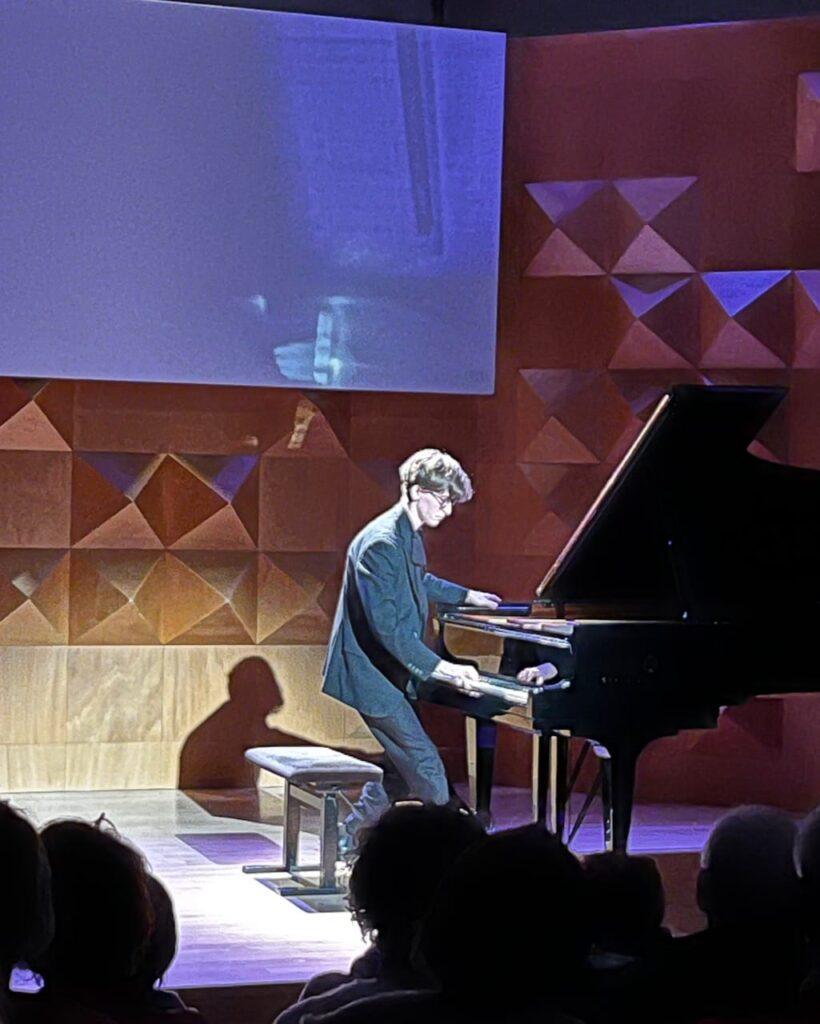 performing Rick van Veldhuizen's new commission