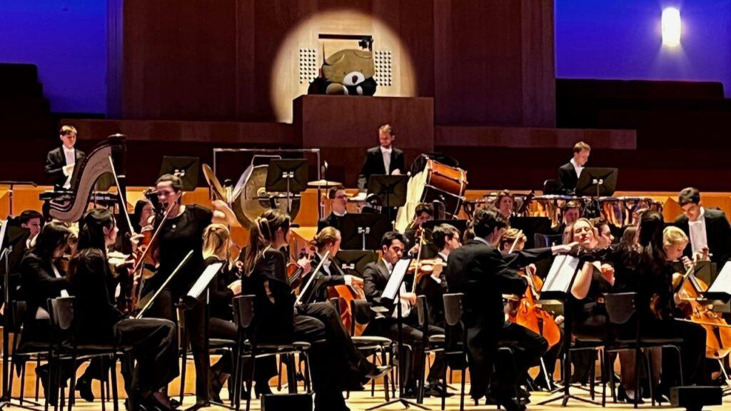 Nederlands Studenten Orkest and their bear