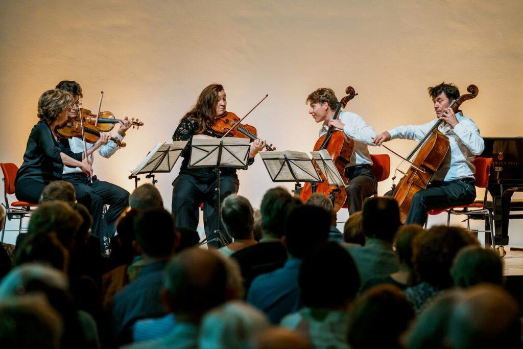  Marijn Mijnders, Alessandro Di Giacomo, Santa Vižine, Klaus Mäkelä and Johan van Lersel play Schubert's String Quintet in the RWE Pavilion to finish the evening