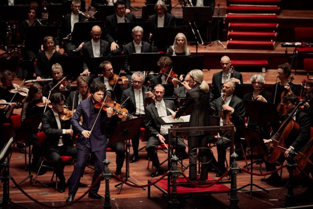 Hadelich Plays the Sibelius Violin Concerto in the Concertgebouw