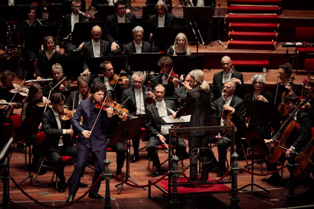 Hadelich Plays the Sibelius Violin Concerto in the Concertgebouw