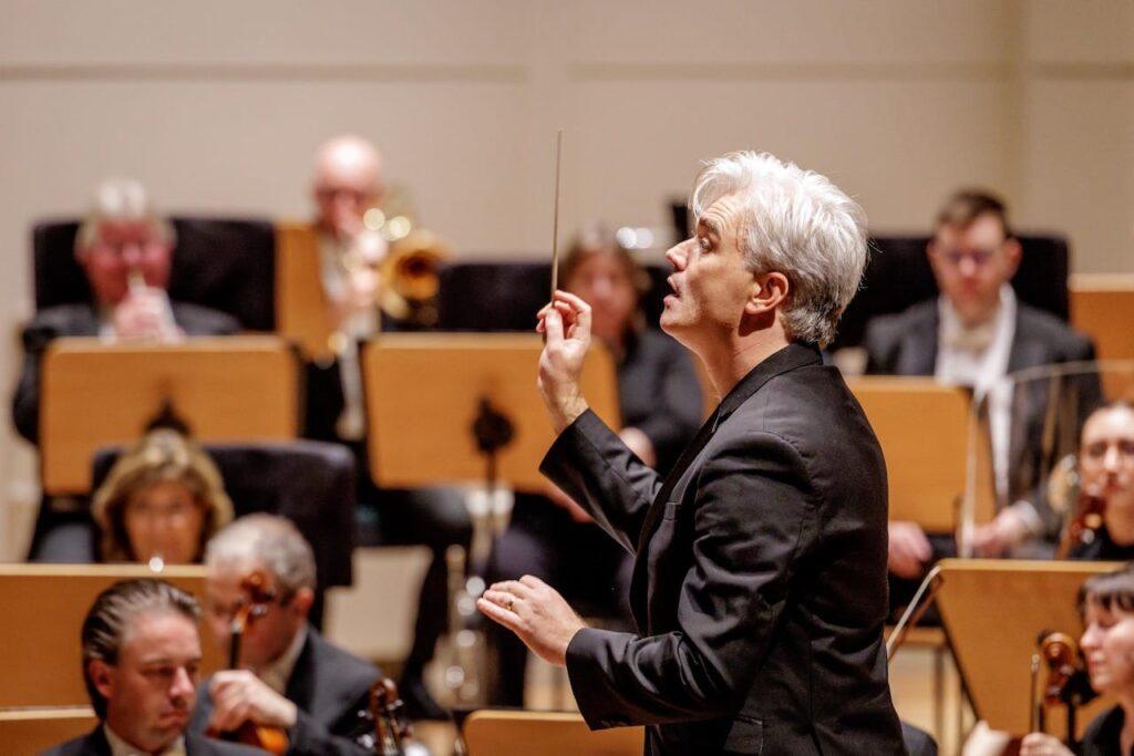 Edward Gardner conducts the LPO © Holger Jacobs