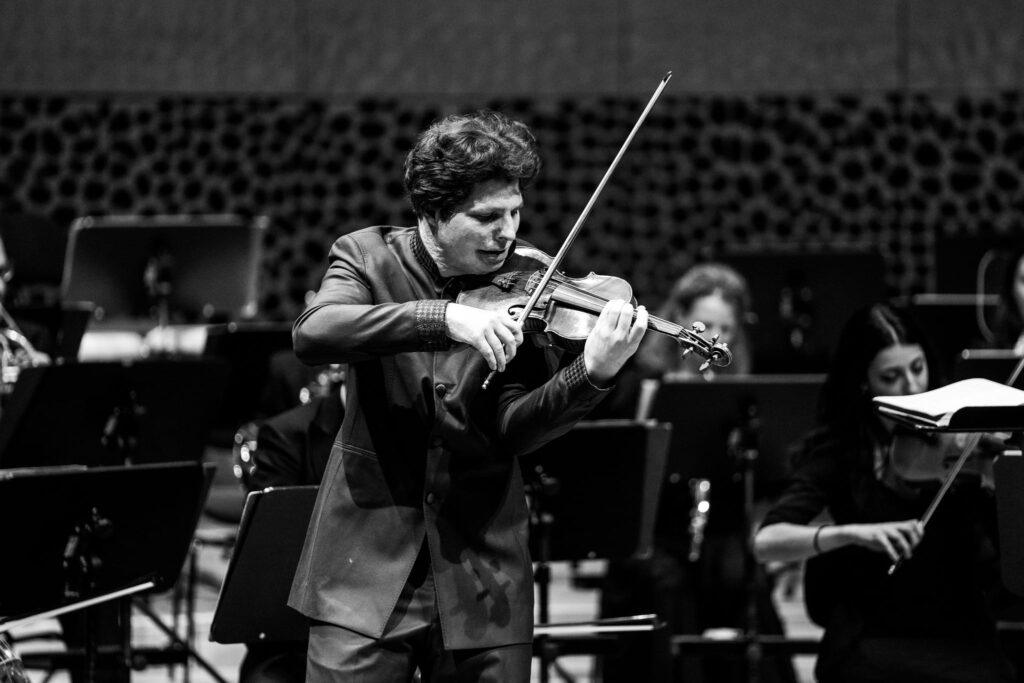 Augustin Hadelich Mozarteum Orchester Salzburg pictured earlier in the week in the elbphilharmonie, Hamburg | © Sebastian Madej