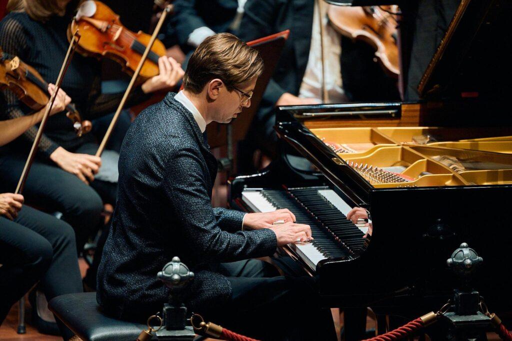 Vikingur Olafsson plays the piano