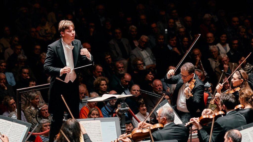 Klaus Makela conducting an orchestra
