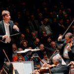 Klaus Makela conducting an orchestra
