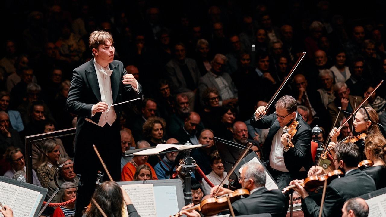 Klaus Makela conducting an orchestra