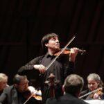 Joshua Bell plays the violin
