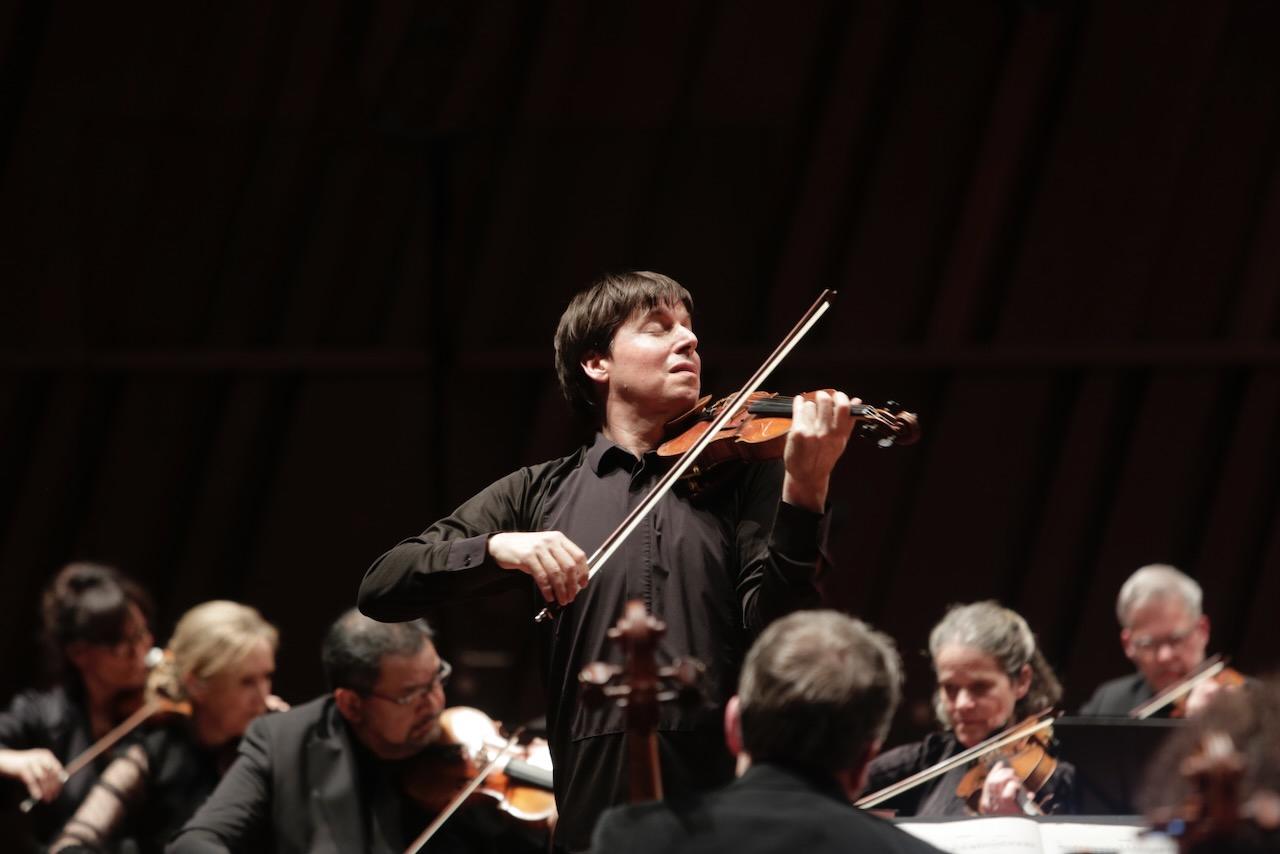 Joshua Bell plays the violin