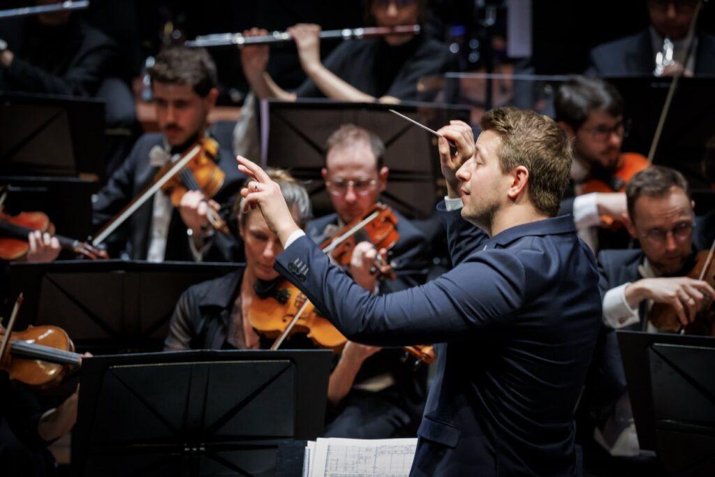 Duncan Ward conducts Phil Zuid