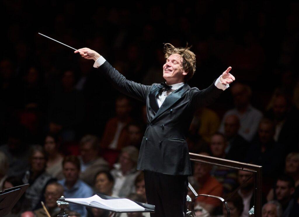 Man conducting an orchestra | Mäkelä Orchestre de Paris