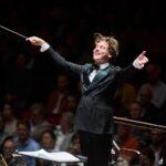 Man conducting an orchestra | Mäkelä Orchestre de Paris